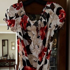 Floral Women's Top - Red, Black, White, tan, White House Black Market size med